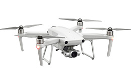 白色无人机配备摄像头