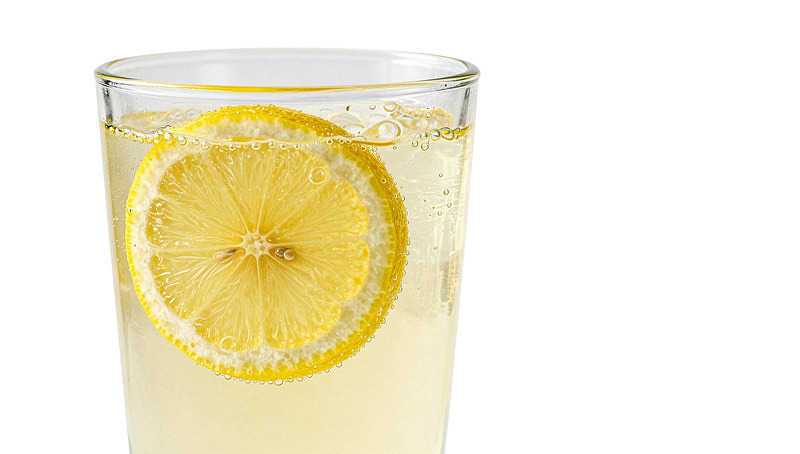 柠檬片泡在气泡水中图片