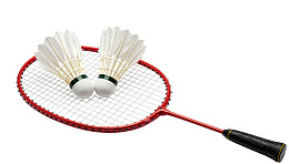 红色羽毛球拍配白色羽毛球