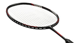 黑色羽毛球拍特写展示