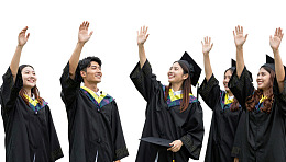 毕业生身穿学士服挥手庆祝