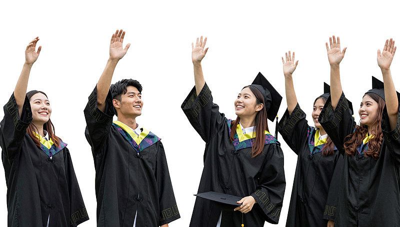 毕业生身穿学士服挥手庆祝