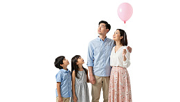 一家四口仰望粉色气球