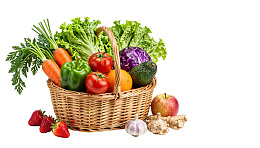 篮中装满新鲜蔬菜水果