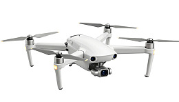 白色四轴无人机特写展示