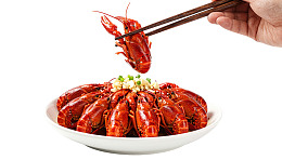 手用筷子夹起一只小龙虾