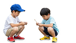 两名男孩蹲地玩手机图片