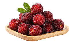 新鲜杨梅置于木质盘中