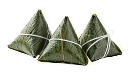 三只用粽叶包裹的粽子