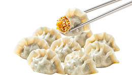 筷子夹起一只饺子图片