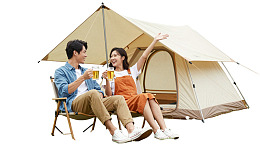 情侣露营举杯欢笑图片