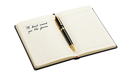 打开的笔记本上放着一支笔