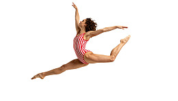 红白条纹舞者空中劈叉
