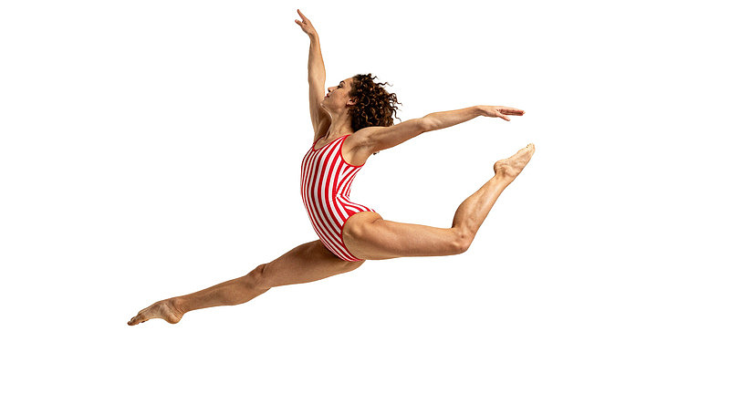 红白条纹舞者空中劈叉