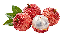 新鲜荔枝果实与绿叶图片