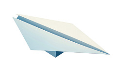 白色背景上的蓝色折纸飞机