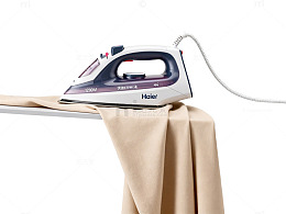 简约电熨斗熨烫布料场景