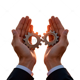双手托举齿轮合作