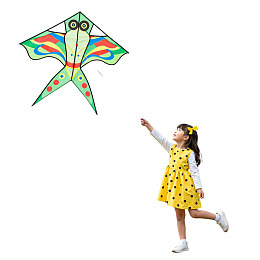 小女孩放飞彩色风筝图片