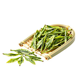 竹篮盛放的绿色茶叶图片