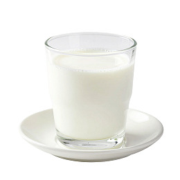 一杯牛奶置于白色碟子上