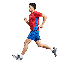 男子身穿红蓝运动服跑步