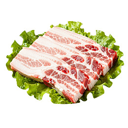 新鲜五花肉片置于生菜之上