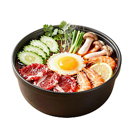 热气腾腾的砂锅饭配生肉和海鲜
