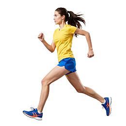 女子身穿黄蓝运动服奔跑