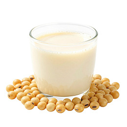 一杯豆浆置于大豆之上