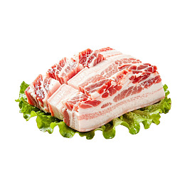 新鲜五花肉置于生菜之上