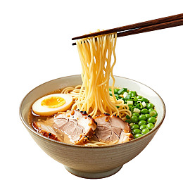 筷子夹起一碗拉面图片