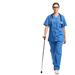 穿蓝色制服的女医生拄拐行走