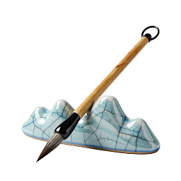 陶瓷山形笔架上的毛笔