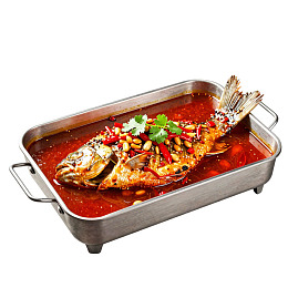 烤鱼盛于金属盘中配以香料