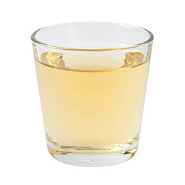 透明玻璃杯装淡黄色液体