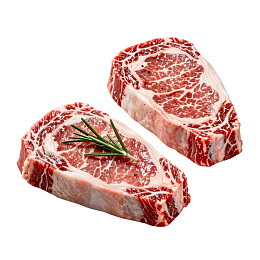 两块带迷迭香装饰的生牛排