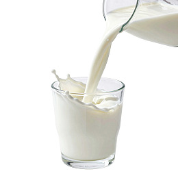 牛奶倒入玻璃杯溅起水花