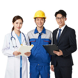 三名专业人士手持文件站立