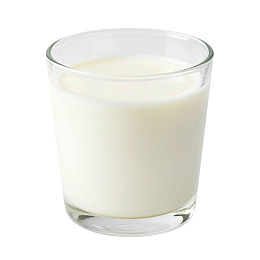 一杯装满牛奶的透明玻璃杯