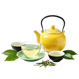 黄色茶壶配绿茶与茶叶