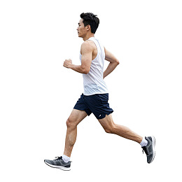 男子身穿背心短裤跑步