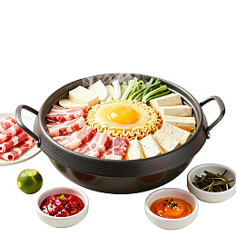 热气腾腾的火锅食材拼盘