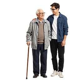 老年男子与青年男子并肩站立