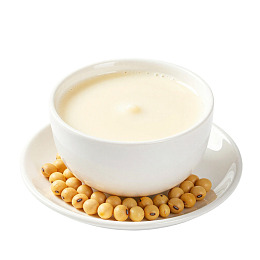 一碗豆浆置于黄豆之上