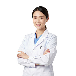 微笑女医生双臂交叉站立