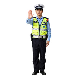 交警身着制服挥手示意