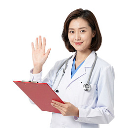女医生手持夹板挥手致意