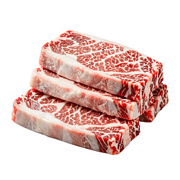 三片优质雪花牛肉堆叠展示