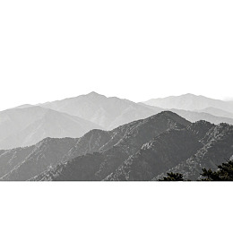黑白山峦层叠远景图片